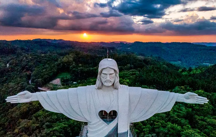 Pomnik Chrystusa Opiekuna w Encantado w Brazylii (43, 5 m wysokości, w tym sama figura 37, 5 m, tu widoczny fragment) przewyższył posąg Chrystusa Odkupiciela w Rio de Janeiro, ustępując jednak m.in. figurze Chrystusa Króla w Świebodzinie | Fot. Emin Sansar/EAST NEWS