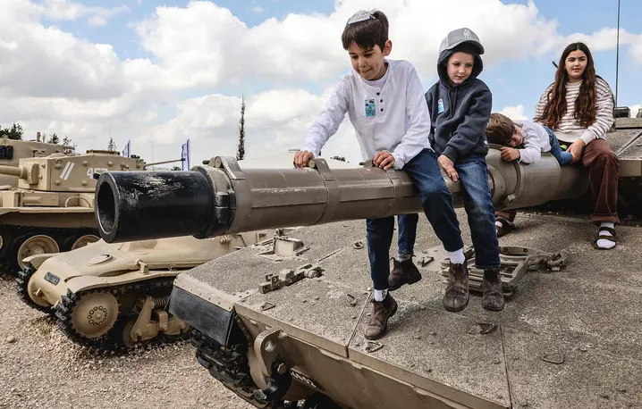 Izraelskie dzieci w muzeum wojsk pancernych na wzgórzu Latrun, 21 kwietnia 2026 roku | fot. Jack Guez/AFP/East News
