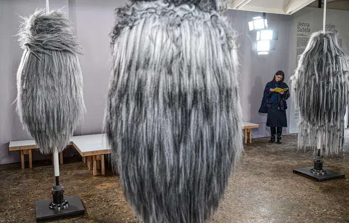 Instalacja Aeolian Suite fińskiej artystki Jenny Suteli udostępniona podczas dni prasowych przed Biennale w Wenecji, 5 maja 2026 r. Instalacja czerpie inspirację z naturalnych ruchów powietrza oraz nagrań wiatru m.in. w Wenecji i Helsinkach i przekształca pawilon Finlandii w żywy, dźwiękowo-ruchowy pejzaż | Fot. MARCO BERTORELLO/AFP/East News