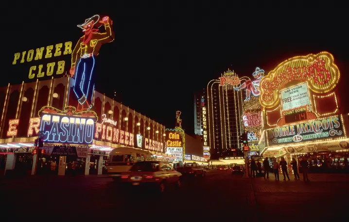 Oświetlone nocą kasyna, Las Vegas, Nevada, USA, czerwiec 2026 r. | fot. Bridgeman Images/East News