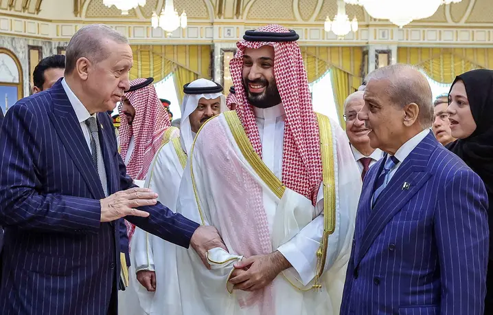 Książę koronny Arabii Saudyjskiej Mohammed bin Salman (pośrodku), prezydent Turcji Recep Tayyip Erdoğan (z lewej) oraz premier Pakistanu Shehbaz Sharif podczas podpisania trójstronnego paktu obronnego | Fot. HANDOUT/AFP/East News