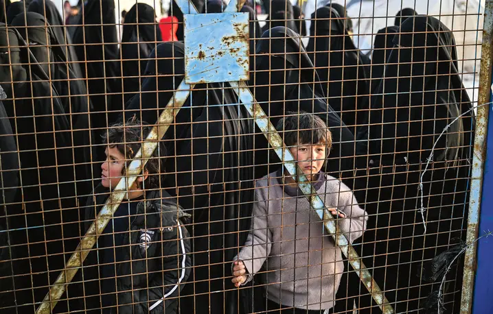 W obozach takich jak Al-Hol zamknięto 12 tys. bojowników tzw. Państwa Islamskiego. Razem z nimi zatrzymano i osadzono 70 tys. kobiet i dzieci | fot. Abdulmonam Eassa/Getty Images