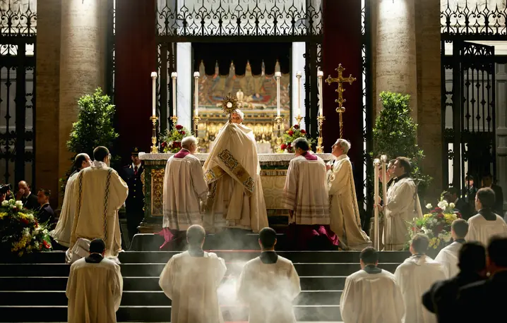Papież Benedykt XVI w trakcie Mszy w bazylice św. Jana na Lateranie. Rzym, 26 maja 2005 r. fot Gianni GIANSANTI/Gamma-Rapho/Getty Images
