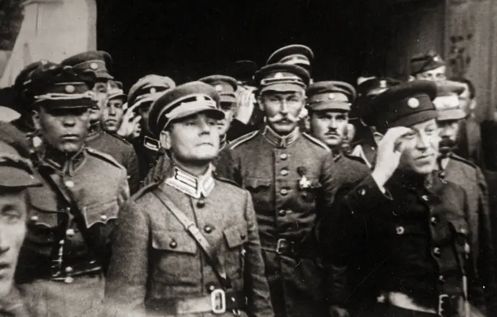 Symon Petlura (z prawej) i oficerowie armii Ukraińskiej Republiki Ludowej – wśród nich płk Marko Bezruczko (w środku, na pierwszym planie) – 23 maja 1920 r., w Kijowie. Obowiązujące wówczas polsko- -ukraińskie porozumienie zakładało wspólną walkę z bolszewikami, wyzwolenie Ukrainy i uznanie przez Polskę jej niepodległości | Fot. WikimediaCommons