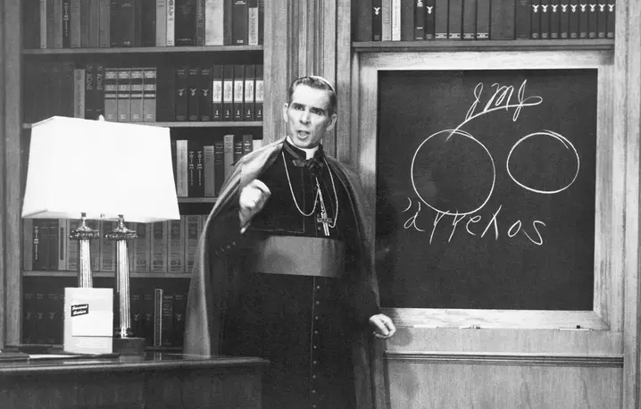 W swoim programie miał do dyspozycji tylko tablicę i kredę. Punktem wyjścia każdej trwającej niespełna pół godziny audycji było pytanie znane z codziennego życia | fot. Everett Collection/East News