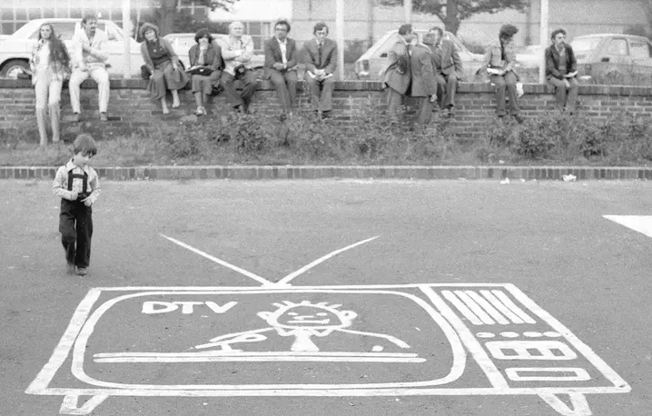 Napis przeciwko cenzurze w mediach na parkingu przed halą Olivii w Gdańsku podczas I Krajowego Zjazdu Delegatów NSZZ Solidarność, wrzesień 1981 r. | fot. Tadeusz Zagoździński/East News
