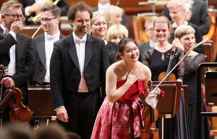 Japonka Hina Maeda, zwyciężczyni ostatniego Międzynarodowego Konkursu Skrzypcowego im. Henryka Wieniawskiego, w trakcie koncertu laureatów w Filharmonii w Warszawie, 23 października 2022 r. | Fot. Wojciech Olkusnik/East News