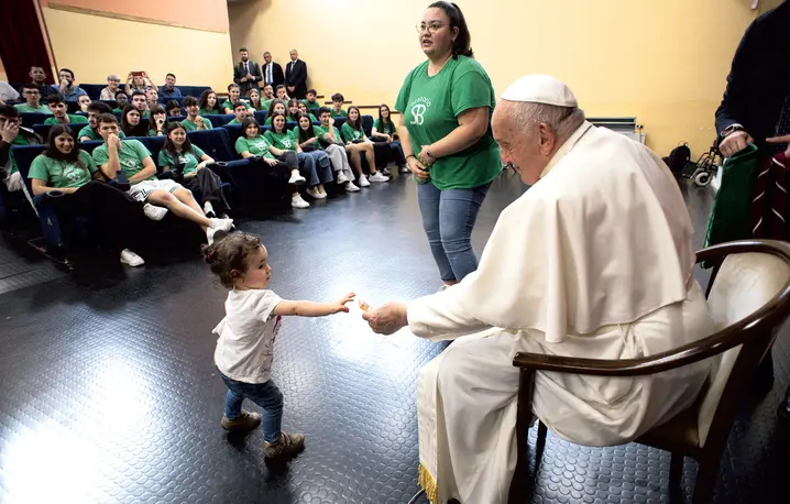 Papież Franciszek podczas spotkania z dziećmi i młodzieżą w ramach „Szkoły modlitwy”, podczas przygotowań do Jubileuszu 2025 w parafii św. Bernadetty Soubirous, Rzym, 24 maja 2024 r. | fot. Vatican Media/Catholic Press Photo/Abaca Press/East News