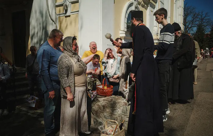 Tradycyjne błogosławienie potraw podczas obchodów prawosławnej Wielkanocy w dolnej cerkwi Podwyższenia Krzyża Ukraińskiego Kościoła Prawosławnego, Charków, 20 kwietnia 2025 r. | fot. George Ivanchenko/Associated Press/East News