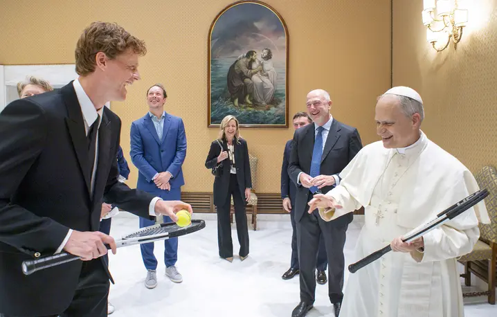 Jannik Sinner na audiencji u papieża, 14 maja 2025 r. Żaden żyrandol nie ucierpiał podczas spotkania włoskiego mistrza tenisowego z tenisistą amatorem Leonem XIV | Fot. Vatican Media/East News