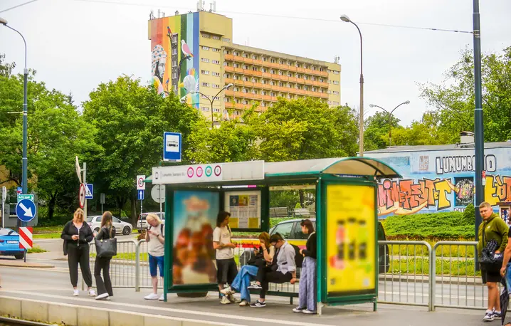 Przystanek tramwajowy przy powstałym w latach 50. osiedlu akademickim Lumumbowo w Łodzi, 1 sierpnia 2025 roku | Fot. Piotr Kamionka/REPORTER/East News