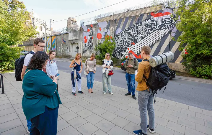 Ćwiczenia przygotowujące do sytuacji ekstremalnych w Wilnie, 21 sierpnia 2025 r. Czerwony Krzyż regularnie organizuje zajęcia, podczas których Litwini dowiadują się m.in., jakie zapasy gromadzić i gdzie szukać schronienia | fot. PETRAS MALUKAS/AFP/East News