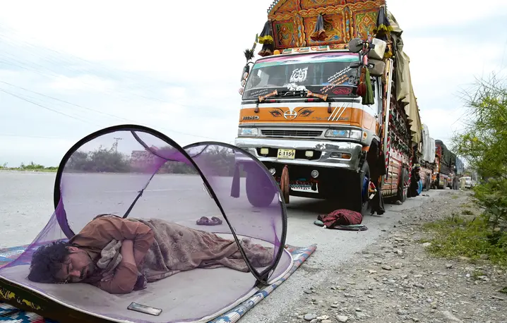 Afgański uchodźca czekający na deportację z Pakistanu w prowincji Chajber Pasztunchwa, 28 kwietnia 2026 r. | fot. Abdul Majeed/AFP/East News