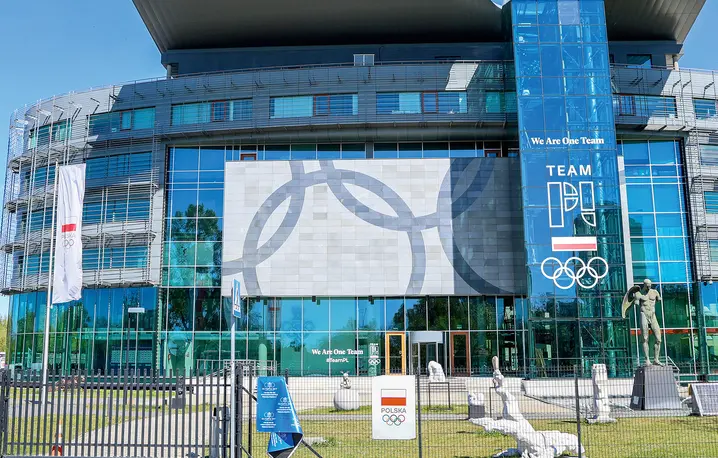 Siedziba Polskiego Komitetu Olimpijskiego po usunięciu reklamy firmy Zondacrypto, 1 maja 2026 r. Od 2025 firma była głównym sponsorem PKOl i miała prawa do wykorzystania wizerunku polskich olimpijczyków | Fot. Wojciech Olkuśnik/East News