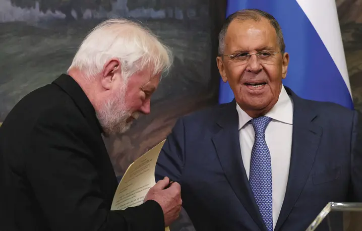 Arcybiskup Paul Richard Gallagher, Sekretarz ds. Relacji z Państwami Stolicy Apostolskiej (po lewej), oraz minister spraw zagranicznych Rosji Siergiej Ławrow podczas konferencji prasowej po rozmowach w rezydencji Zinaidy Morozowej w Moskwie, 25 sierpnia 2026 r. | fot. Ramil Sitdikov/Associated Press/East News