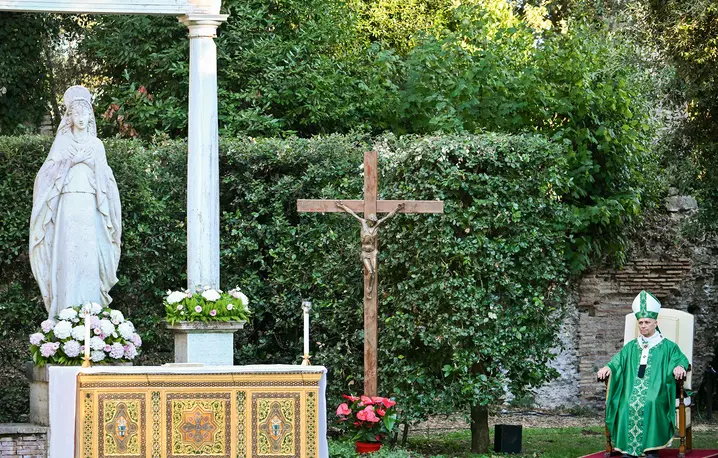 Papież przewodniczy mszy rozpoczynającej tegoroczny Czas dla Stworzenia w ogrodach Borgo Laudato si’ w Castel Gandolfo, 1 września 2026 r. | Fot. ALBERTO PIZZOLI/AFP/East News