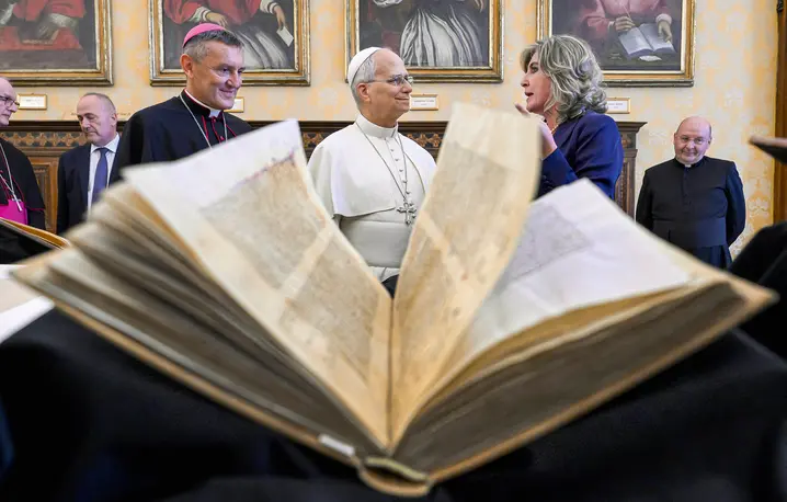 Leon XIV podczas wizyty w Bibliotece Apostolskiej w dniu swoich 71. urodzin, 14 września 2026 r. | Fot. Simone Risoluti/Vatican Media/East News