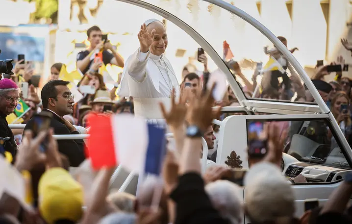 Papież Leon XIV pozdrawia tłum zgromadzony na ulicach Paryża, 25 września 2026 r. Fot. Thomas Padilla/Associated Press/East News