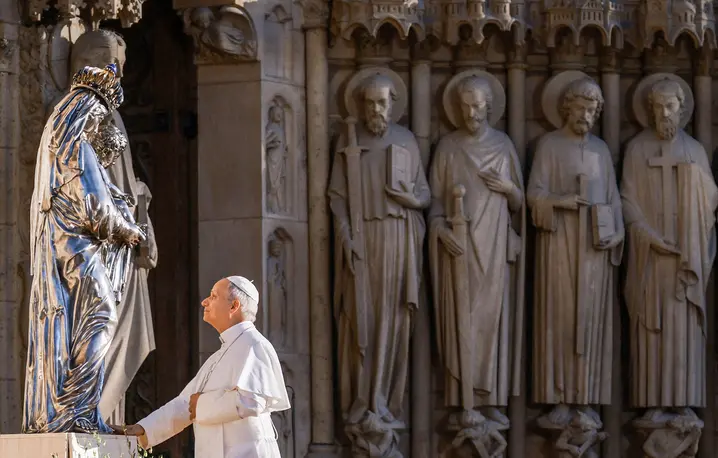 Papież Leon XIV przed ocalałą z pożaru Katedry Notre Dame srebrną figurą Matki Bożej z Dzieciątkiem w trakcie śpiewu Salve Regina na zakończenie uroczystych nieszporów, 25 września 2026 r. | fot. KENZO TRIBOUILLARD/AFP/East News