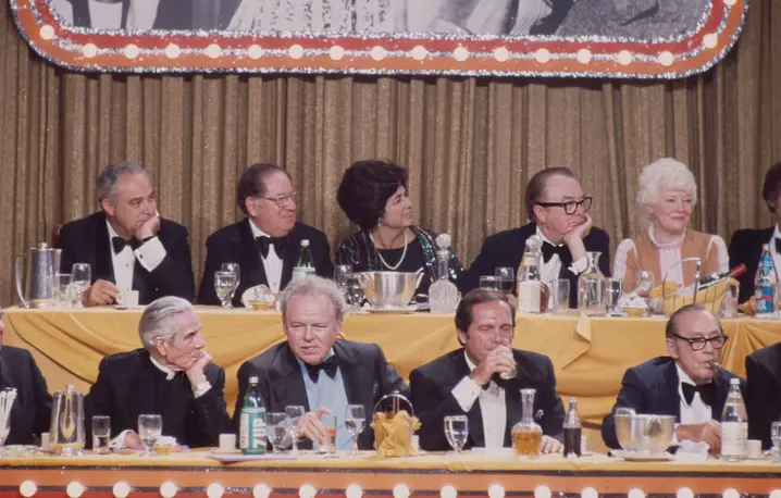 Arcybiskup Fulton Sheen (pierwszy z lewej w dolnym rzędzie) podczas benefisu jego wielkiego telewizyjnego „rywala” Miltona Berle w 1973 r. | fot. American Broadcasting Companies/Getty Images