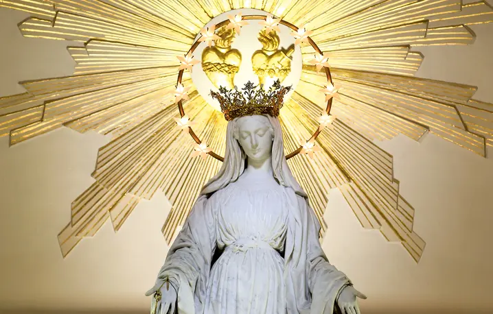 Kaplica Notre-Dame-de-la-Médaille-Miraculeuse (Matki Bożej od Cudownego Medalika), położona przy 140 Rue du Bac w 7. dzielnicy Paryża, należy do Domu Macierzystego Zgromadzenia Sióstr Miłosierdzia. To tutaj św. Katarzyna Labouré w 1830 r. miała objawienia maryjne | fot. Fred de Noyelle/Getty Images
