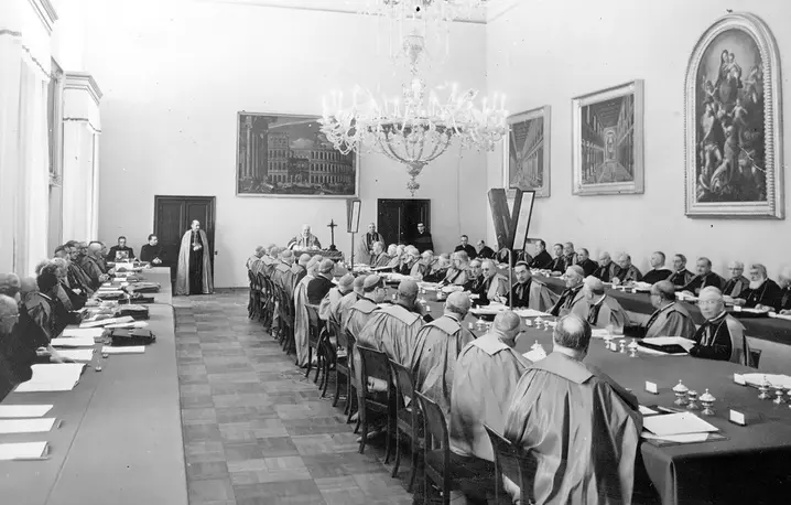 Posiedzenie plenarne Consilium – organu powołanego do wprowadzenia w życie soborowej konstytucji o liturgii. Chociaż w oficjalnych obradach brali udział głównie kardynałowie i biskupi, to właśnie w ich kuluarach, w domowych zaciszach i za pomocą takich zapisków jak odtajniony dziennik o. Josefa A. Jungmanna, wykuwał się ostateczny kształt współczesnej mszy św. | fot. Vatican News