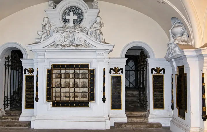 Krypta Męczenników w paryskim kościele karmelitów, upamiętniająca duchownych zamordowanych podczas tzw. masakr wrześniowych w 1792 roku. W czasie rewolucji francuskiej w wyniku antykatolickich prześladowań zginęło kilkanaście tysięcy osób | Fot. Wikimedia Commons