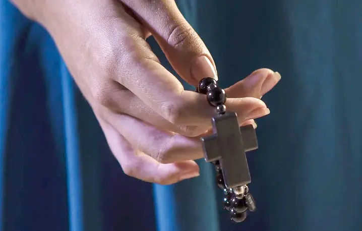 Aplikacja mobilna Click to Pray, zaprezentowana w Watykanie, działa w połączeniu z interaktywną bransoletką różańcową, pomagając użytkownikom śledzić postępy w modlitwie | Fot. Pope's Worldwide Prayer Network/East News