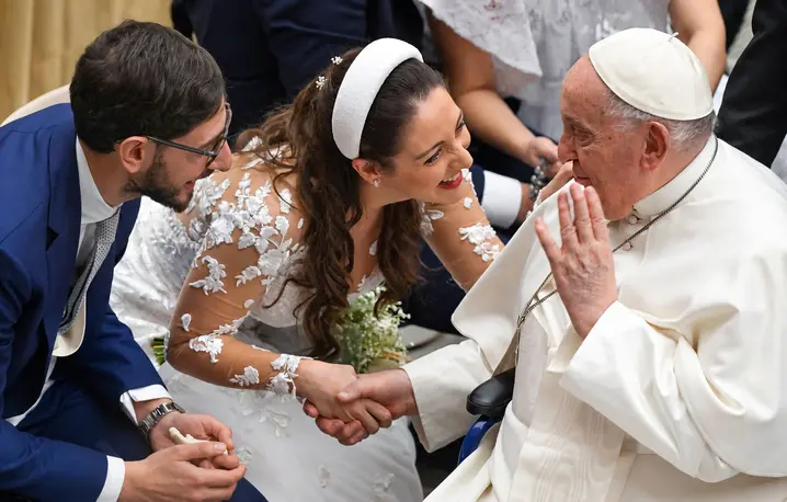 Papież Franciszek błogosławi nowożeńców w trakcie audiencji generalnej w Auli Pawła VI. Watykan, 28 lutego 2024 r. | Fot. Tiziana Fabi/AFP/East News