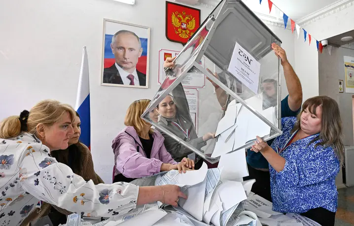 Liczenie głosów pod czujnym okiem Władimira Putina w Doniecku – ukraińskim mieście od 2014 r. okupowanym przez prorosyjskich separatystów, a w 2022 nielegalnie anektowanym przez Rosję, 20 września 2026 r. | Fot. Taisija Voroncova/IMAGO/East News