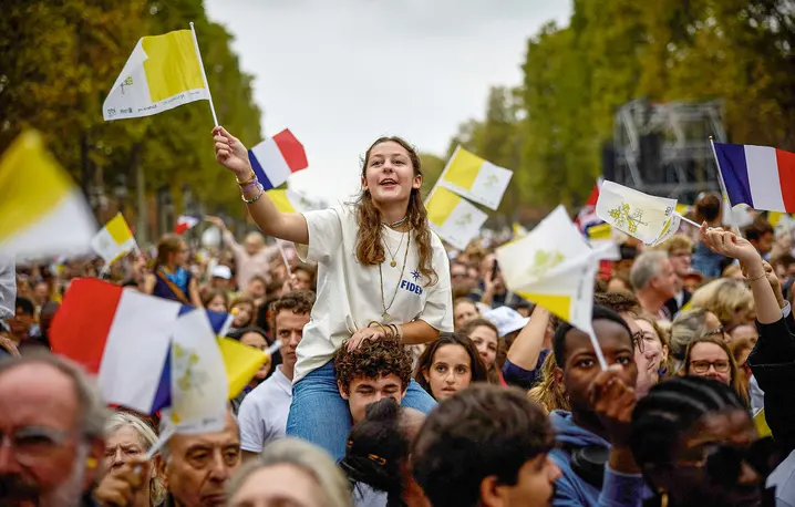 Wierni w czasie Mszy św. sprawowanej przez papieża Leona XIV na Place de la Concorde w Paryżu, 26 września 2026 r. | Fot. Kiran Ridley/AFP/East News