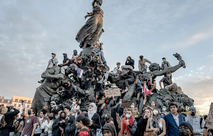Manifestanci na Placu Republiki w Paryżu, 4 października 2026 r. Ogólnokrajowa fala strajków uczniów i brutalnych zamieszek doprowadziła do zakłócenia pracy ponad 700 szkół średnich i tysięcy aresztowań w całej Francji | fot. Veronique de Viguerie/Getty Images