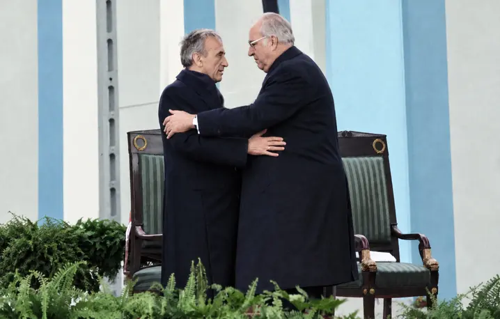 Premier Tadeusz Mazowiecki i kanclerz Helmut Kohl podczas Mszy Pojednania w Krzyżowej, 12 listopada 1989 r. | fot. Wikimedia