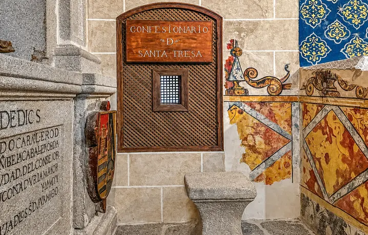 Konfesjonał św. Teresy od Jezusa w Kaplicy Chrystusa Konającego w Klasztorze Królewskim św. Tomasza w Ávili (Hiszpania) | Fot. KS. WOJCIECH NOWICKI