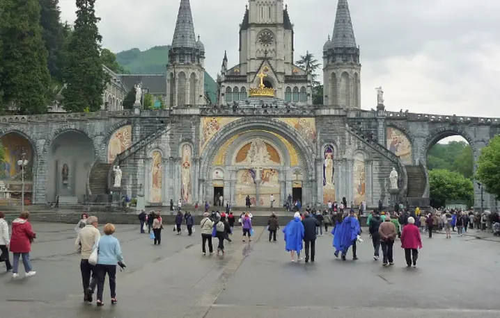 Sanktuarium w Lourdes (archwwa.pl)