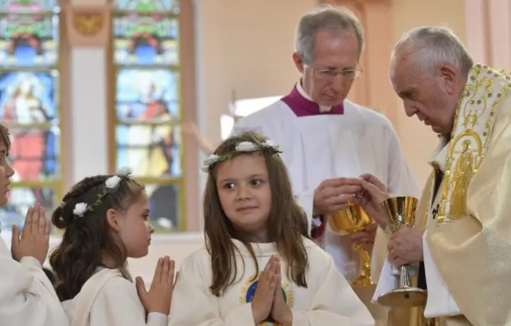 Franciszek udziela Komunii św. (missio.org.pl)