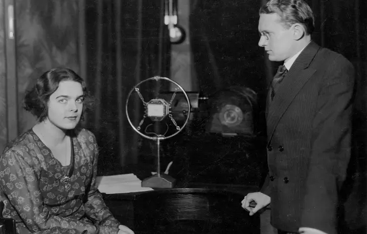 Wywiad Tadeusza Bocheńskiego z aktorką Zofią Batycką, zdobywczynią tytułu Miss Polonia w 1930 r., w Polskim Radiu, 1930–1932 fot. NAC