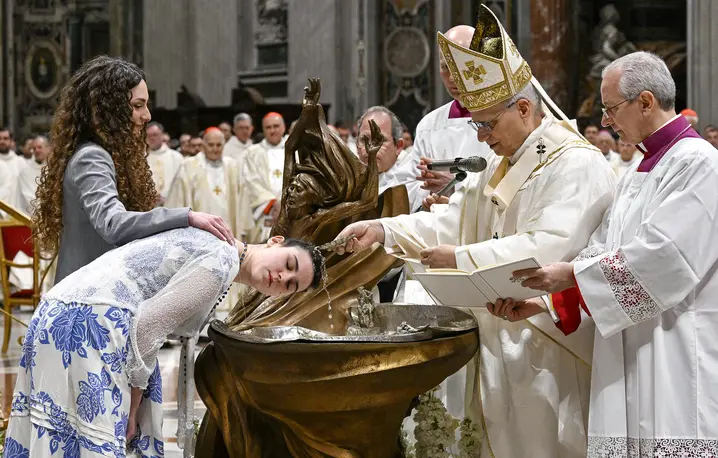 Leon XIV udziela chrztu podczas Wigilii Paschalnej w Bazylice św. Piotra, Watykan, 4 kwietnia 2026 r. fot. Matteo Pernaselci/VM/Abaca/East News 