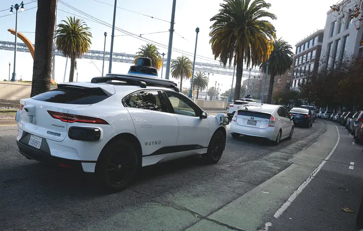 Autonomiczne taksówki na ulicach San Francisco, grudzień 2025 roku fot. Justin Sullivan/ Getty Images