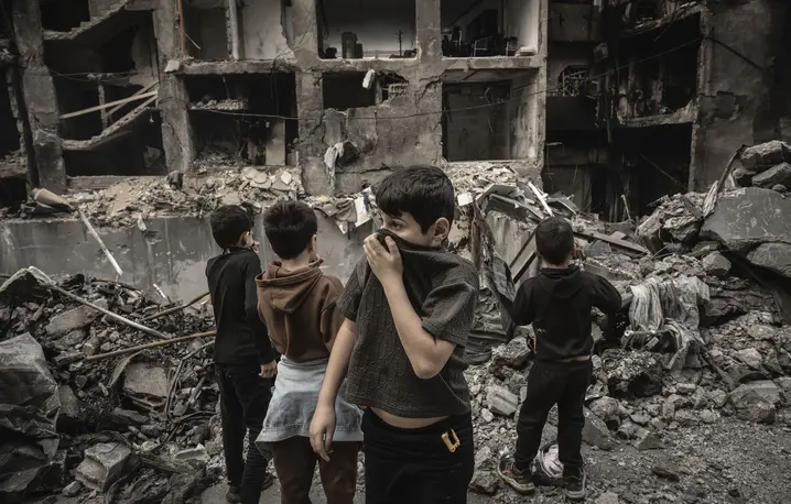 Izraelskie pociski nie oszczędziły nawet budynków przy reprezentacyjnej alei w centrum Bejrutu – Corniche al-Mazraa, 10 kwietnia 2026 r. fot. Murat Sengul/ Anadolu/Getty Images