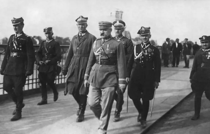 Józef Piłsudski na Moście Poniatowskiego, 12 maja 1926 r., na czele wiernych sobie oddziałów. Marszałek zajął warszawską Pragę i zażądał od prezydenta Stanisława Wojciechowskiego dymisji rządu Wincentego Witosa Fot. LASKI DIFFUSION/ East News