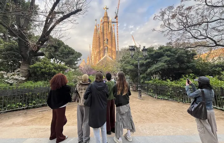 Sagrada Família górująca nad Barceloną. Po zamontowaniu krzyża na Wieży Jezusa świątynia ma 172,5 m wysokości i jest najwyższym kościołem na świecie | fot. Joan Valls/Getty Images Sagrada Família górująca nad Barceloną. Po zamontowaniu krzyża na Wieży Jezusa świątynia ma 172,5 m wysokości i jest najwyższym kościołem na świecie | fot. Joan Valls/Getty Images