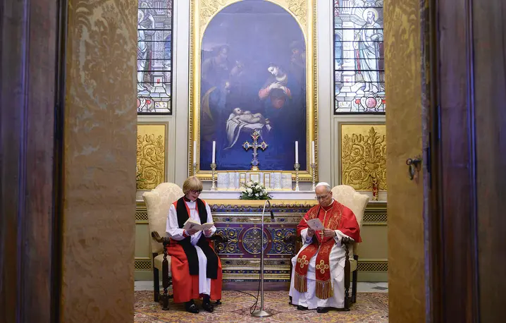 Leon XIV spotkał się z arcybiskupką Canterbury, Sarah Mullally, podczas prywatnej audiencji w Pałacu Apostolskim 27 kwietnia 2026 r. w Watykanie. To spotkanie było centralnym punktem czterodniowej pielgrzymki do Rzymu nowej prymas Kościoła anglikańskiego. fot. Simone Risoluti/ Vatican Media/ Vatican Pool/Getty Images