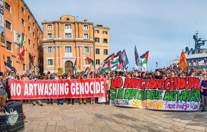 Manifestacja przeciwko „wybielaniu” wizerunku poprzez sztukę podczas otwarcia 61. Biennale w Wenecji. Aktywiści z koalicji Art Not Genocide Alliance (ANGA) sprzeciwiają się obecności pawilonów narodowych państw uwikłanych w konflikty zbrojne oraz wykorzystywaniu prestiżowych imprez kulturalnych do poprawy reputacji agresorów i korporacji. 61. Międzynarodowa Wystawa Sztuki – Biennale w Wenecji trwa do 22 listopada br. | fot. Simone Padovani/Getty Images