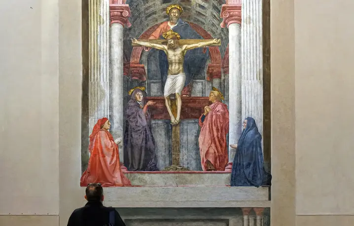 Renesansowy fresk Masaccia, Trójca Święta (ok. 1425–1427), w Bazylice Santa Maria Novella we Florencji. Widoczni na zdjęciu zwiedzający pozwalają poczuć monumentalną skalę tego przełomowego dzieła sztuki sakralnej | fot. Flickr