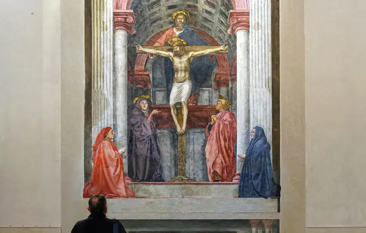Renesansowy fresk Masaccia, Trójca Święta (ok. 1425–1427), w Bazylice Santa Maria Novella we Florencji. Widoczni na zdjęciu zwiedzający pozwalają poczuć monumentalną skalę tego przełomowego dzieła sztuki sakralnej | fot. Flickr