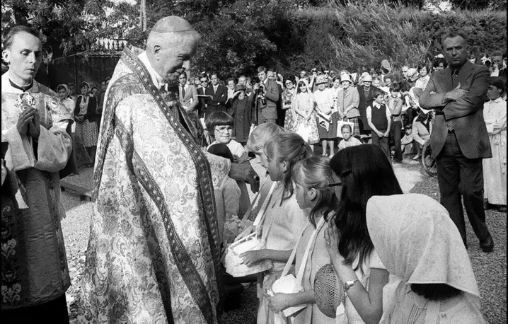 Arcybiskup Marcel Lefebvre (1905–1991), duchacz, misjonarz, uczestnik Soboru Watykańskiego II, który po jego zakończeniu przeszedł do opozycji wobec niektórych aspektów jego nauczania i założył tradycjonalistyczne Bractwo Kapłańskie św. Piusa X. W 1988 roku, bez zgody Watykanu, wyświęcił czterech biskupów, ściągając na siebie i na nich ekskomunikę | fot. AFP/East News