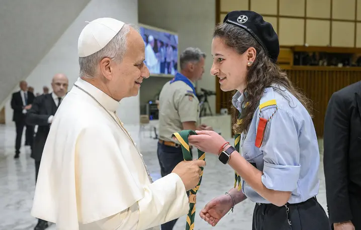Papież Leon XIV spotyka się z europejską młodzieżą skautową. Kościół już od czasów Leona XIII podkreśla, że wychowanie młodych w duchu pokoju i solidarności jest fundamentem sprawiedliwego świata. Watykan, 1 czerwca 2026 r. | fot. VATICAN MEDIA/East News Papież Leon XIV spotyka się z europejską młodzieżą skautową. Kościół już od czasów Leona XIII podkreśla, że wychowanie młodych w duchu pokoju i solidarności jest fundamentem sprawiedliwego świata. Watykan, 1 czerwca 2026 r. | fot. VATICAN MEDIA/East News