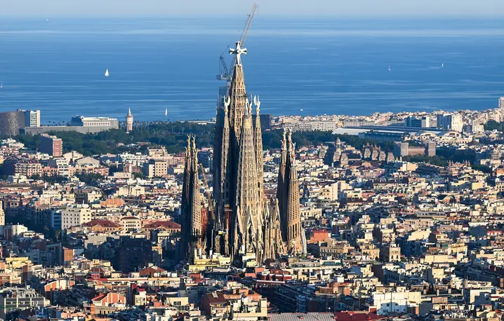 Bazylika Sagrada Família w Barcelonie na kilka dni przed wizytą Leona XIV. Budowa świątyni rozpoczęła się w 1882 roku. Mimo zamontowania krzyża na najwyższej z wież całość nie jest ukończona. Szacuje się, że pełne wykończenie detali rzeźbiarskich i wnętrza potrwa jeszcze kilka lat | fot. Cheng Min/Xinhua News/East News