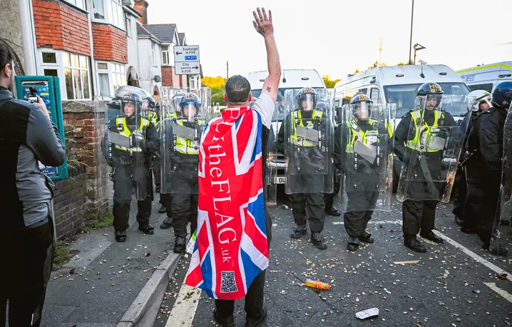 Demonstracja w Southampton, 2 czerwca 2026 r. Protestujący wyszli na ulice po opublikowaniu nagrań z kamer policjantów, pokazujących, że funkcjonariusze nie pomogli Henry'emu Nowakowi, który mówił, że został pchnięty nożem i nie może oddychać | fot. Justin Tallis/AFP/ East News